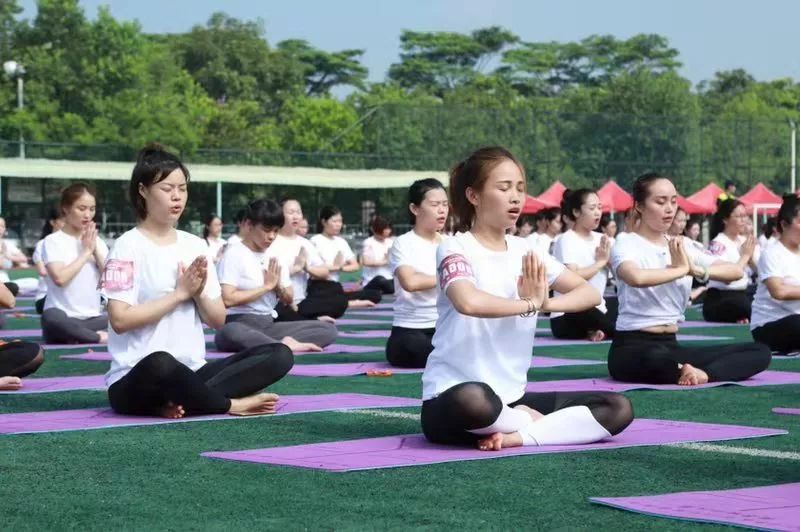 瑜伽健身动起来腰疼_瑜伽健身动起来肚子疼_健身动起来瑜伽