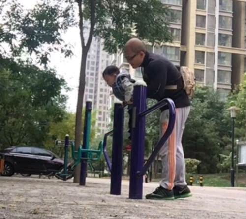 kaiyun体育登录网页入口 小区的健身器械真的能帮我们锻炼身体吗？丨剑眉专栏