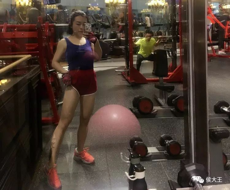 健身运动手套_健身手套选择大一点还是小一点_好看的健身手套