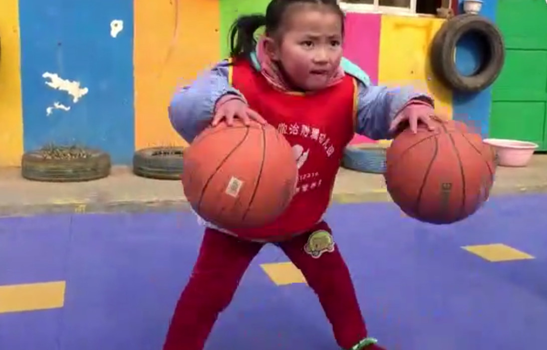 开yun体育官网入口登录体育 幼儿园小朋友跳花样篮球操，最小的仅2岁半，网友为他们打call！